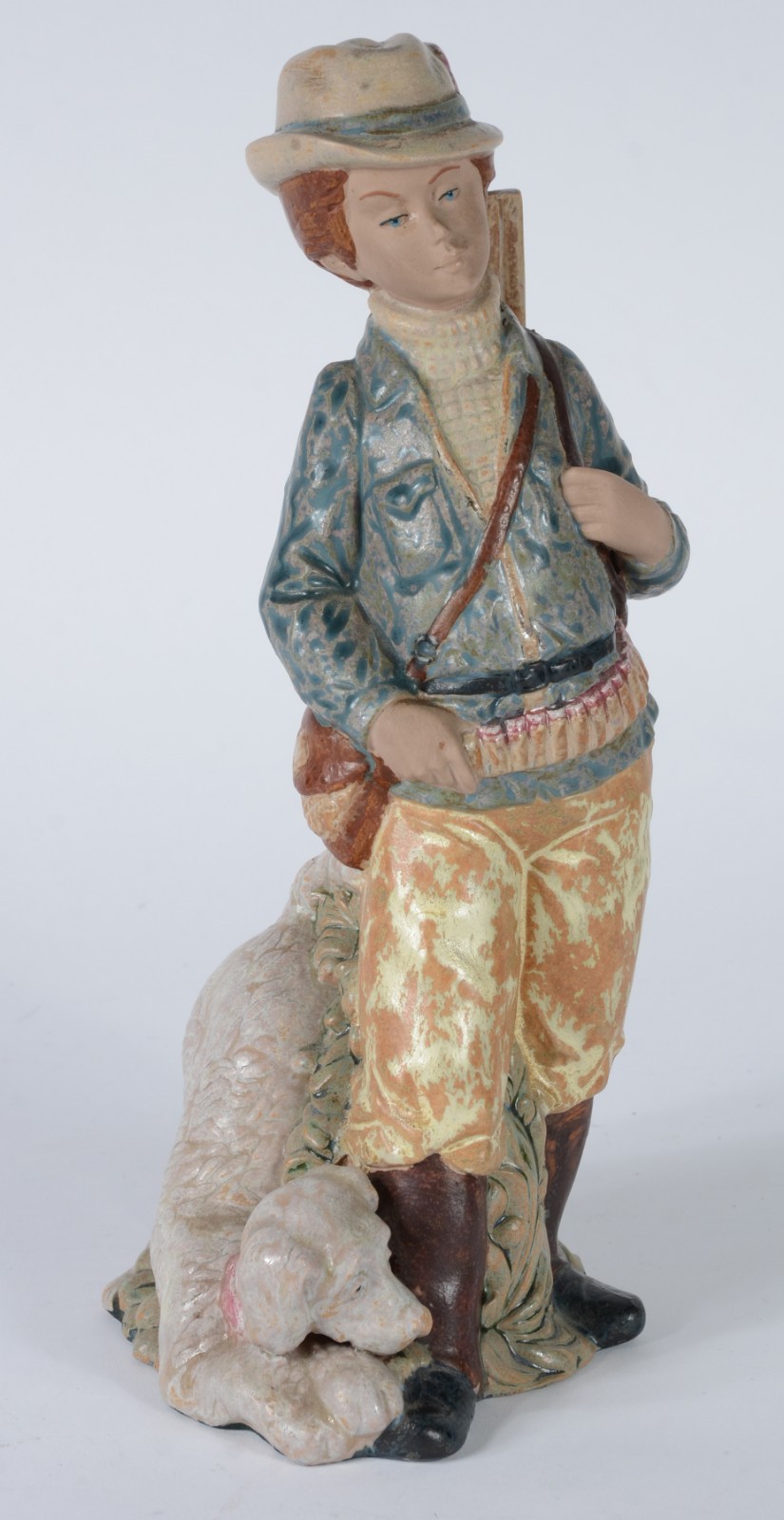 Escultura de porcelana espanhola policromada representando caçador. - foto 1 de 7