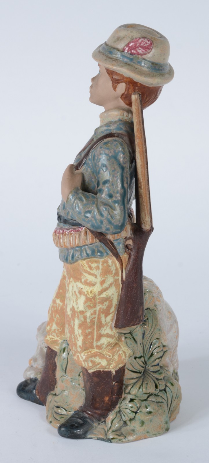 Escultura de porcelana espanhola policromada representando caçador. - foto 4 de 7