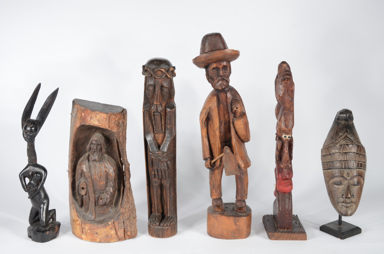 Conjunto com seis estatuetas diversas de madeira. - foto 1 de 11