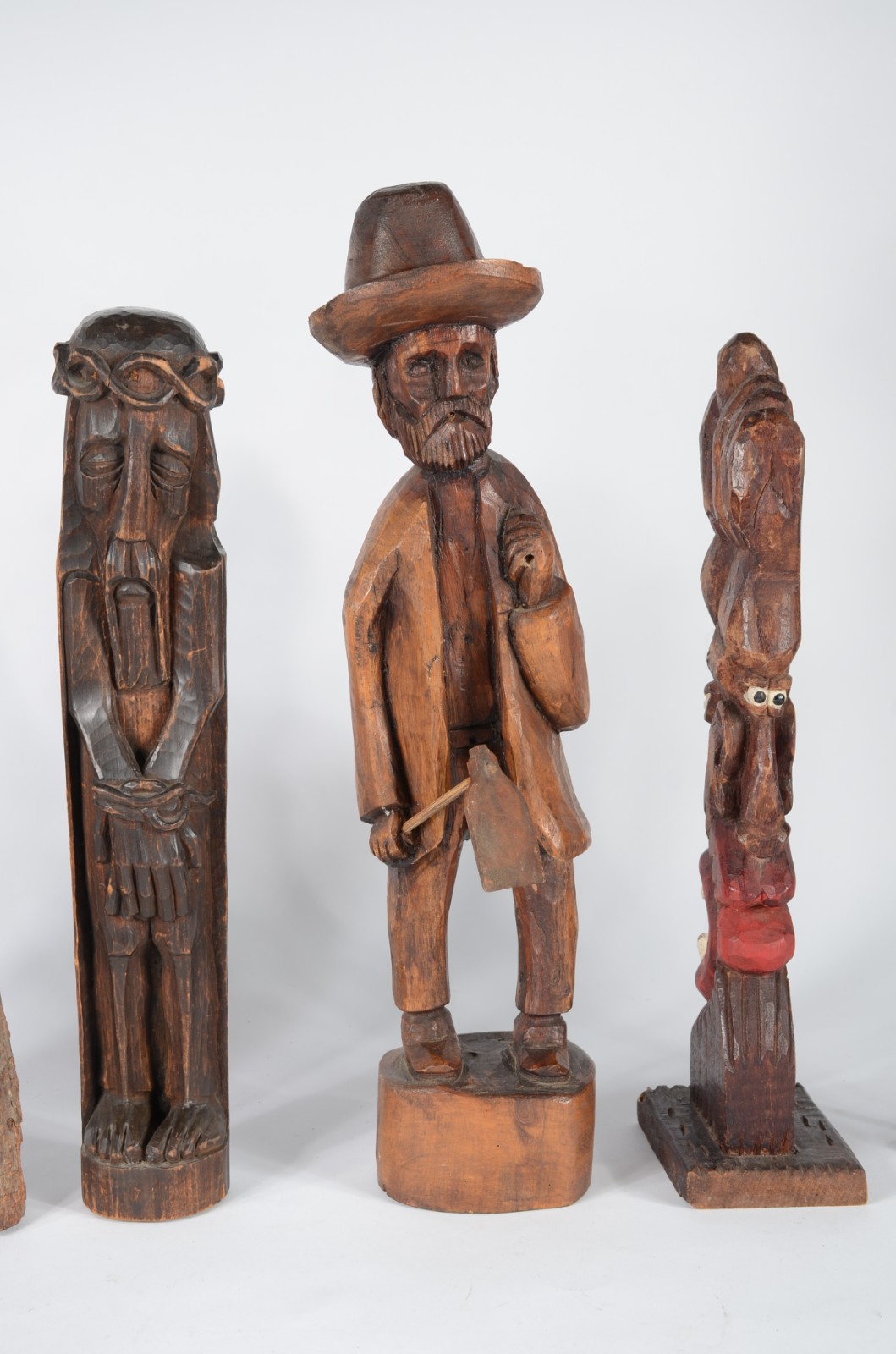 Conjunto com seis estatuetas diversas de madeira. - foto 2 de 11