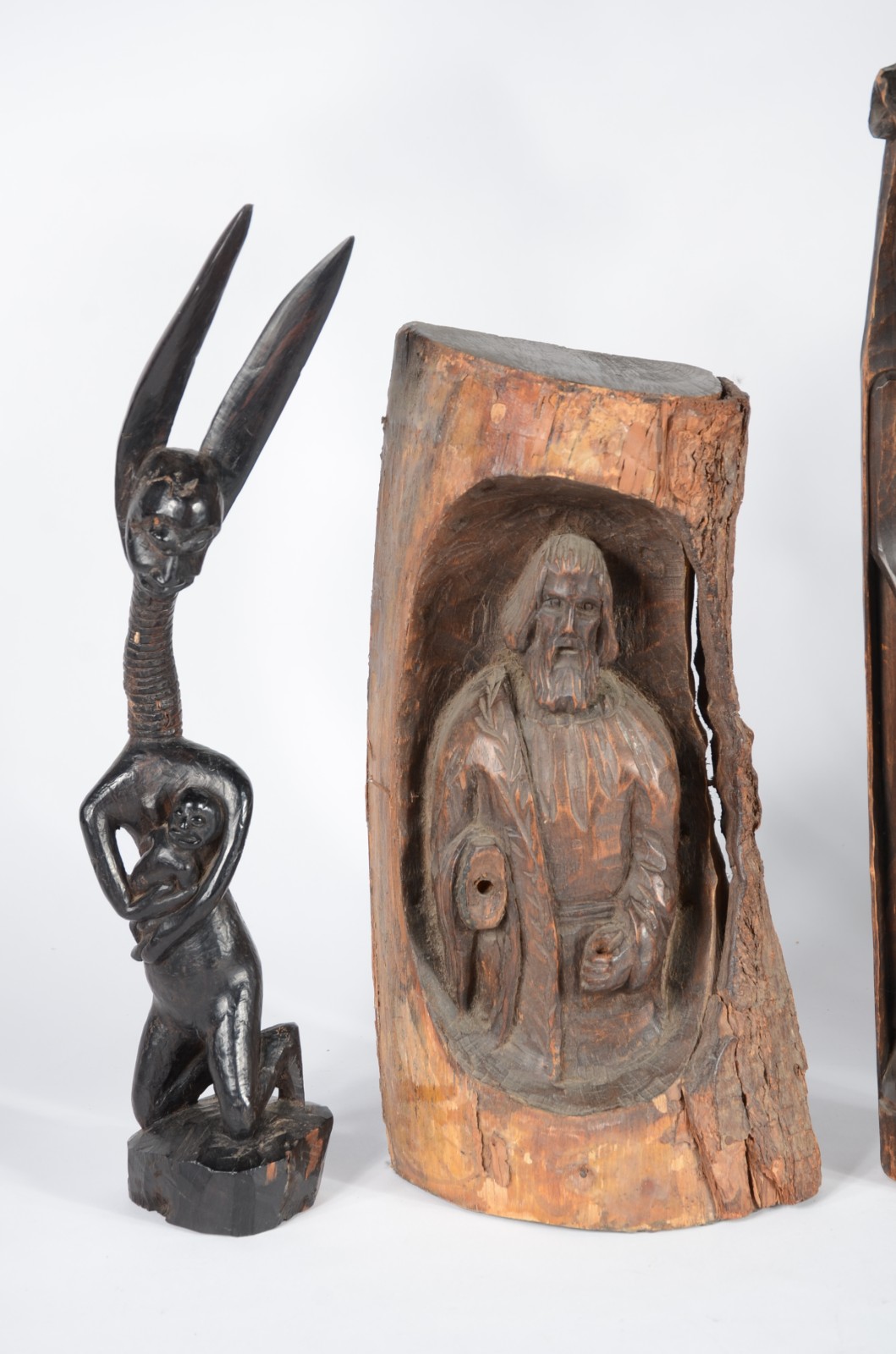 Conjunto com seis estatuetas diversas de madeira. - foto 3 de 11