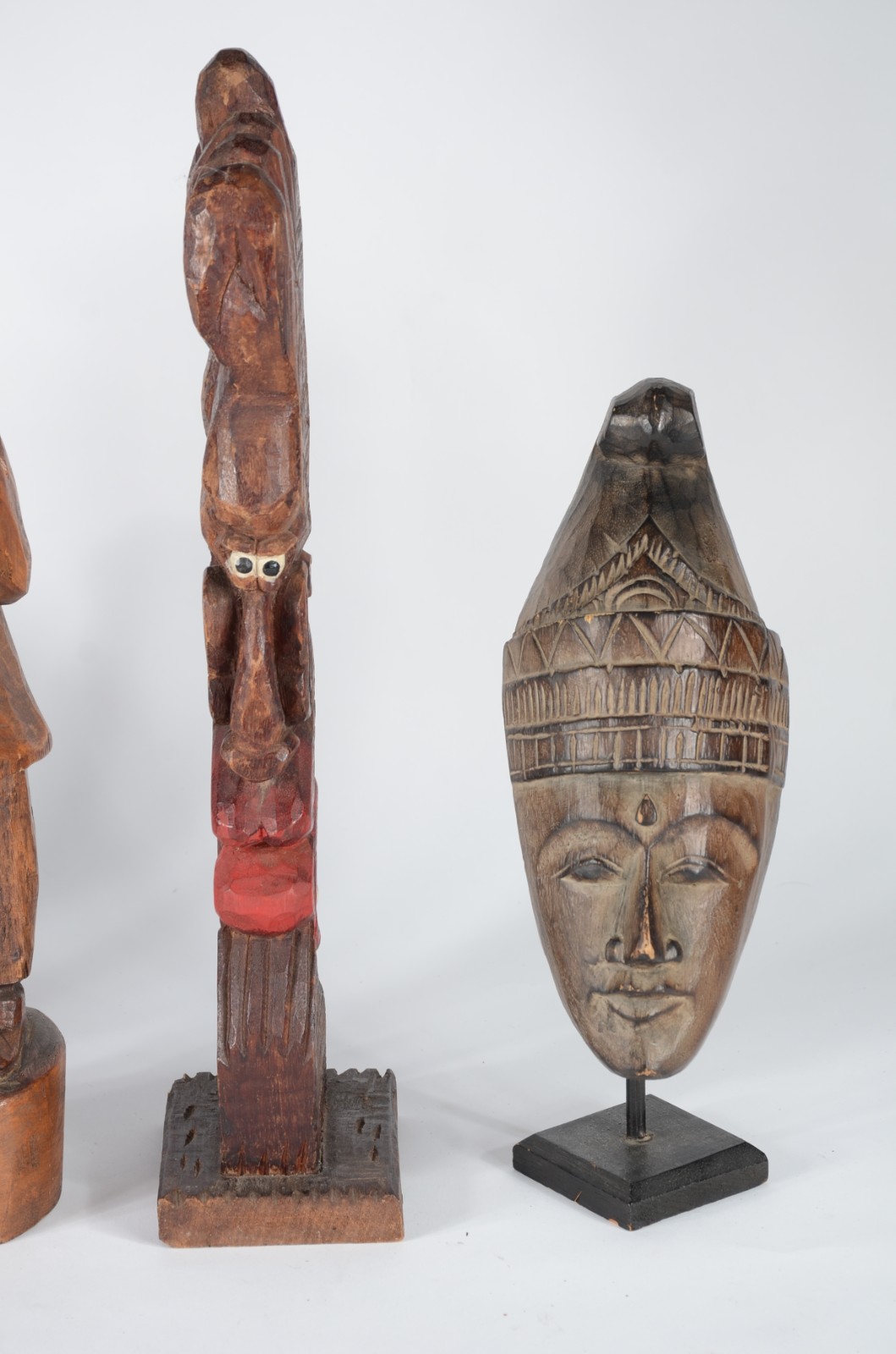Conjunto com seis estatuetas diversas de madeira. - foto 4 de 11