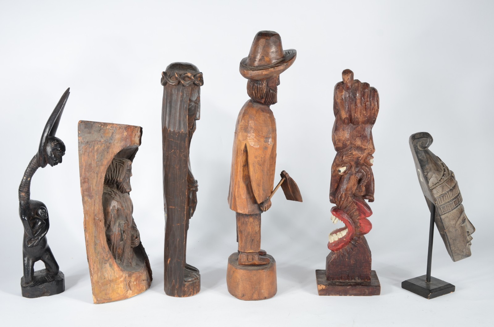 Conjunto com seis estatuetas diversas de madeira. - foto 5 de 11