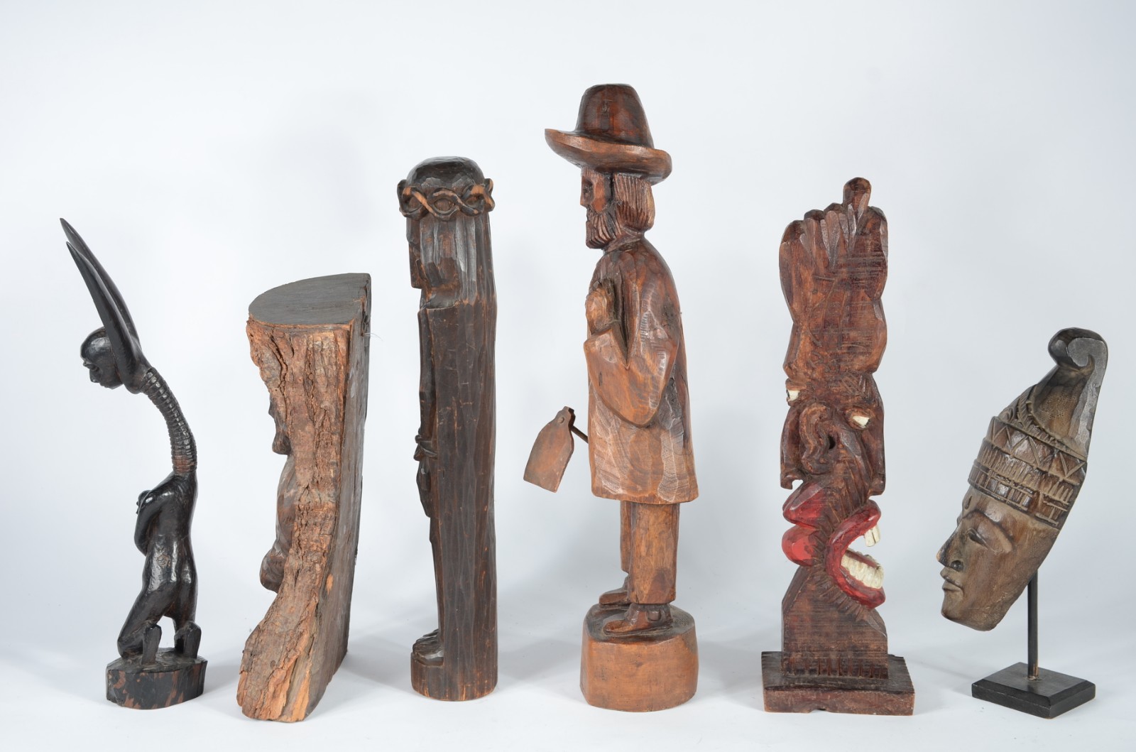 Conjunto com seis estatuetas diversas de madeira. - foto 6 de 11