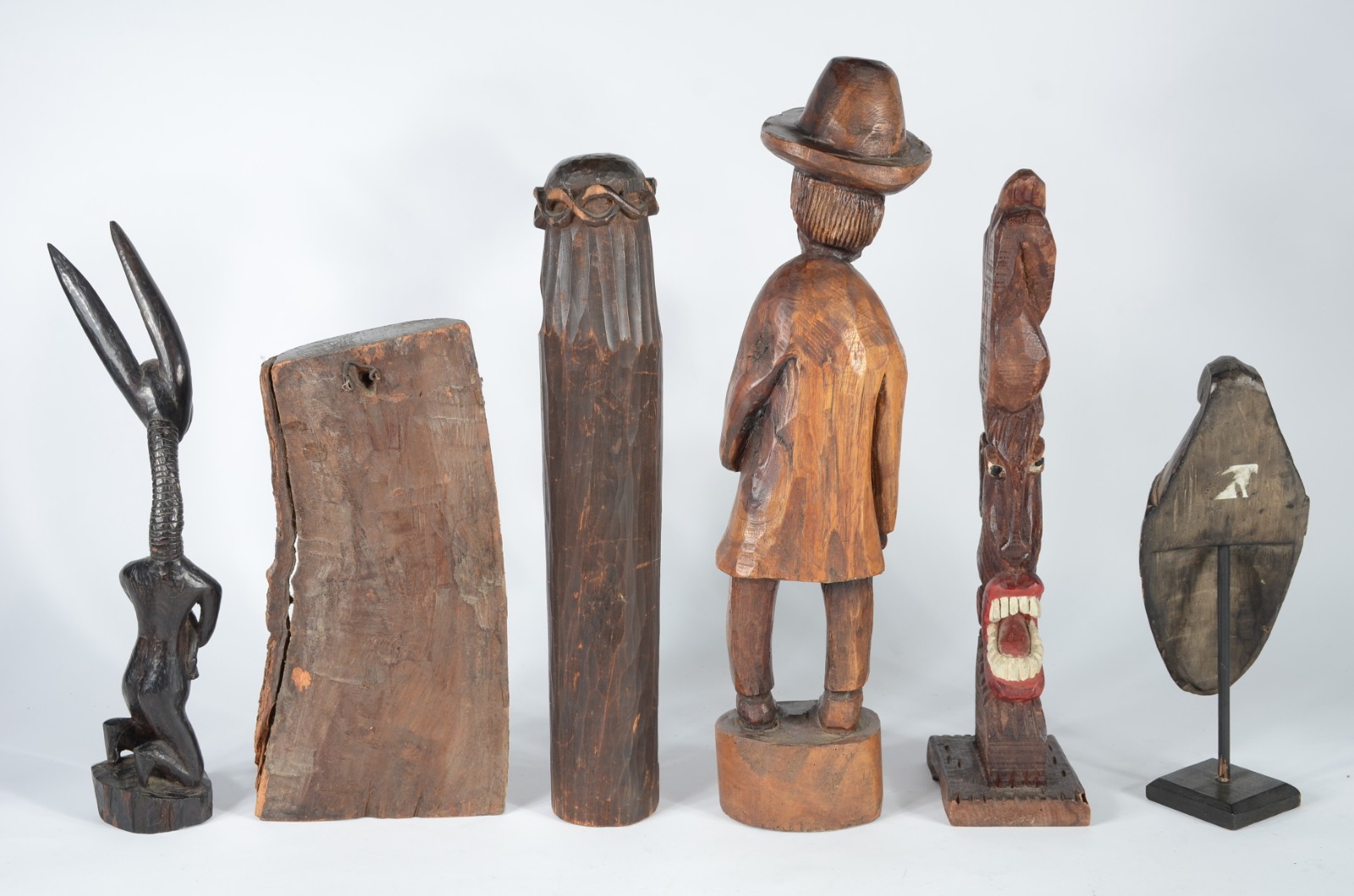Conjunto com seis estatuetas diversas de madeira. - foto 7 de 11