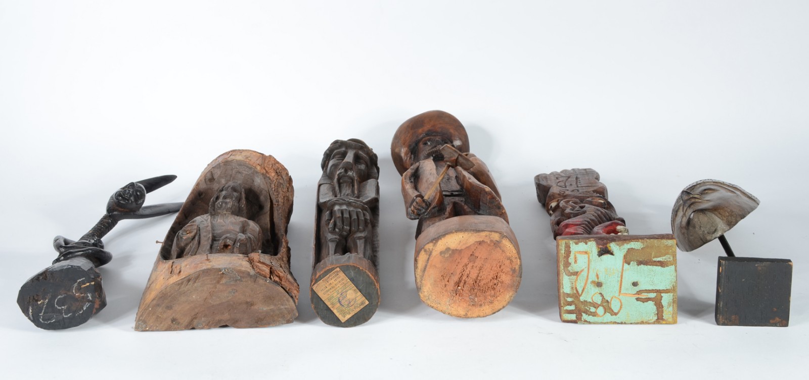 Conjunto com seis estatuetas diversas de madeira. - foto 8 de 11
