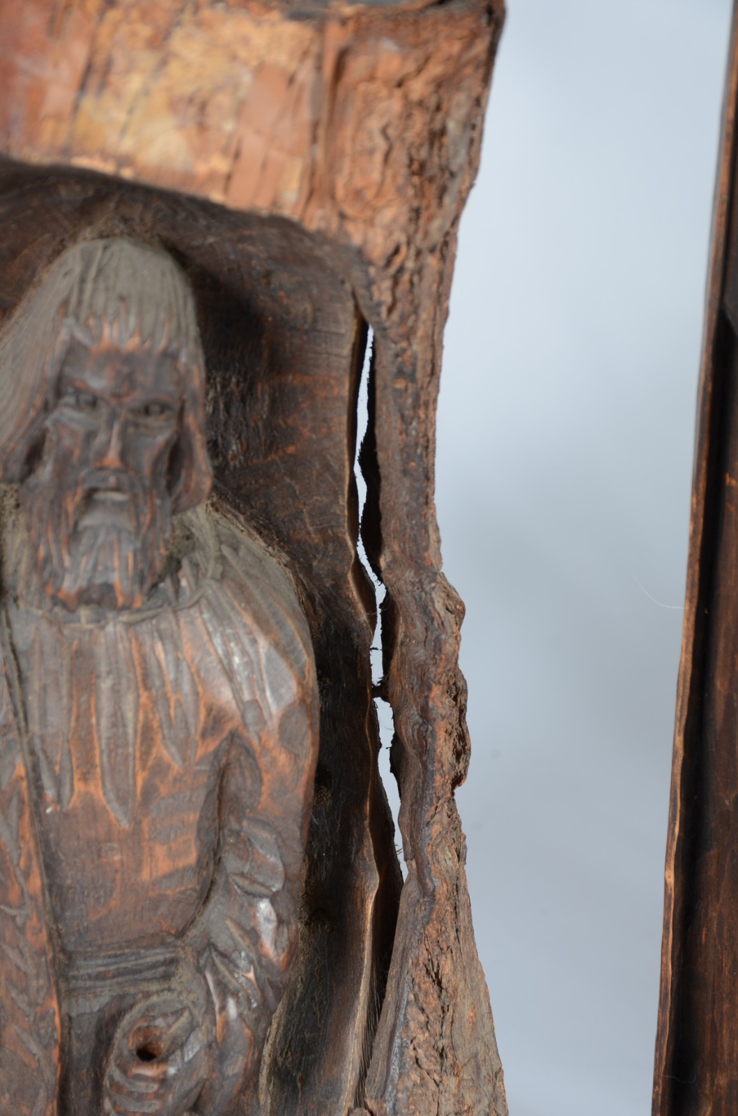 Conjunto com seis estatuetas diversas de madeira. - foto 10 de 11