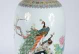 Vaso de porcelana oriental, decorado com pavões... - Vaso de porcelana oriental, decorado com pavões e flores em policromia.