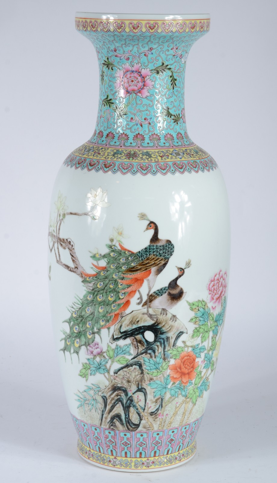 Vaso de porcelana oriental, decorado com pavões e flores em... - foto 1 de 7