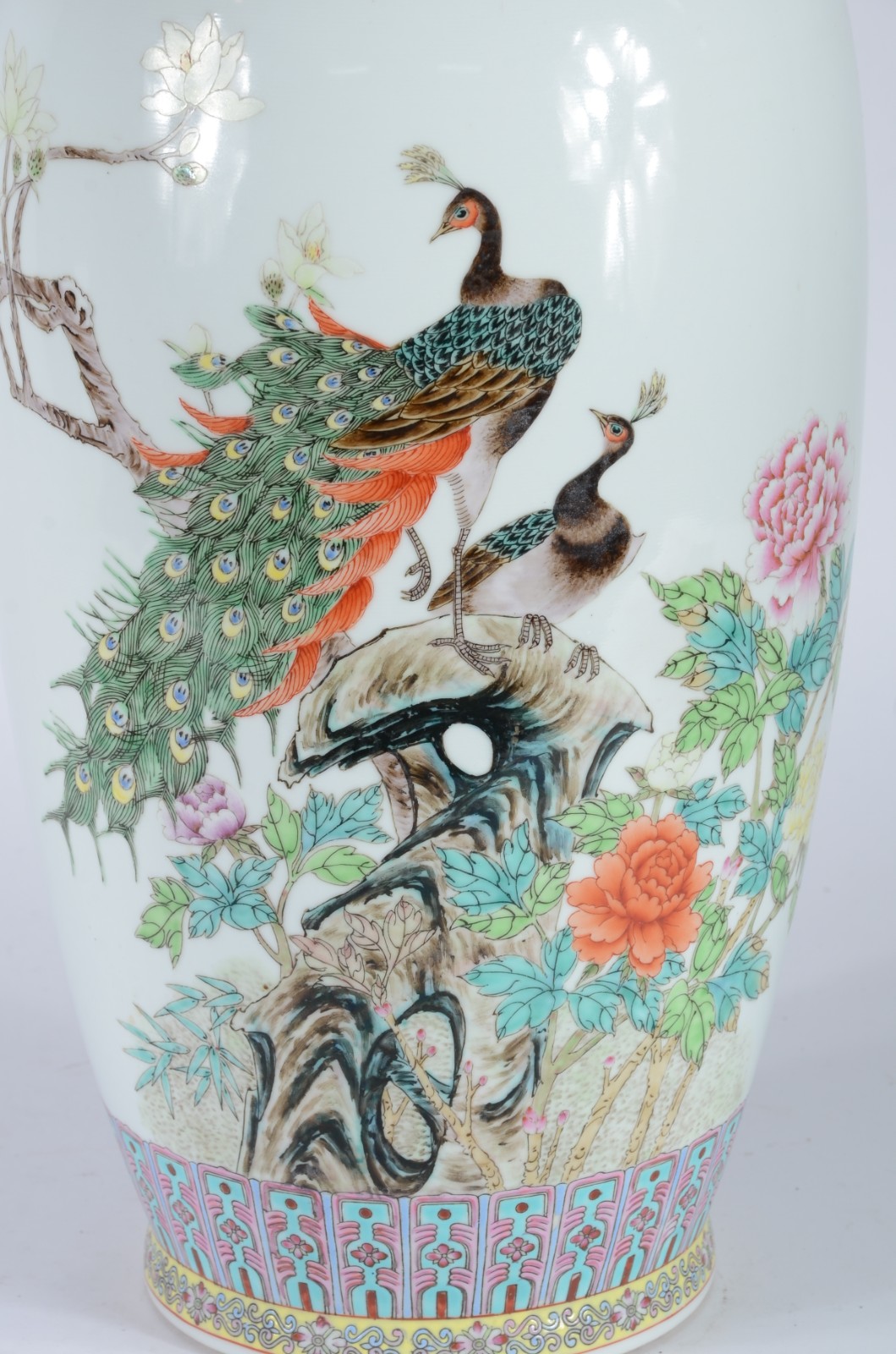 Vaso de porcelana oriental, decorado com pavões e flores em... - foto 2 de 7