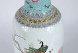 Vaso de porcelana oriental, decorado com pavões... - Vaso de porcelana oriental, decorado com pavões e flores em policromia.