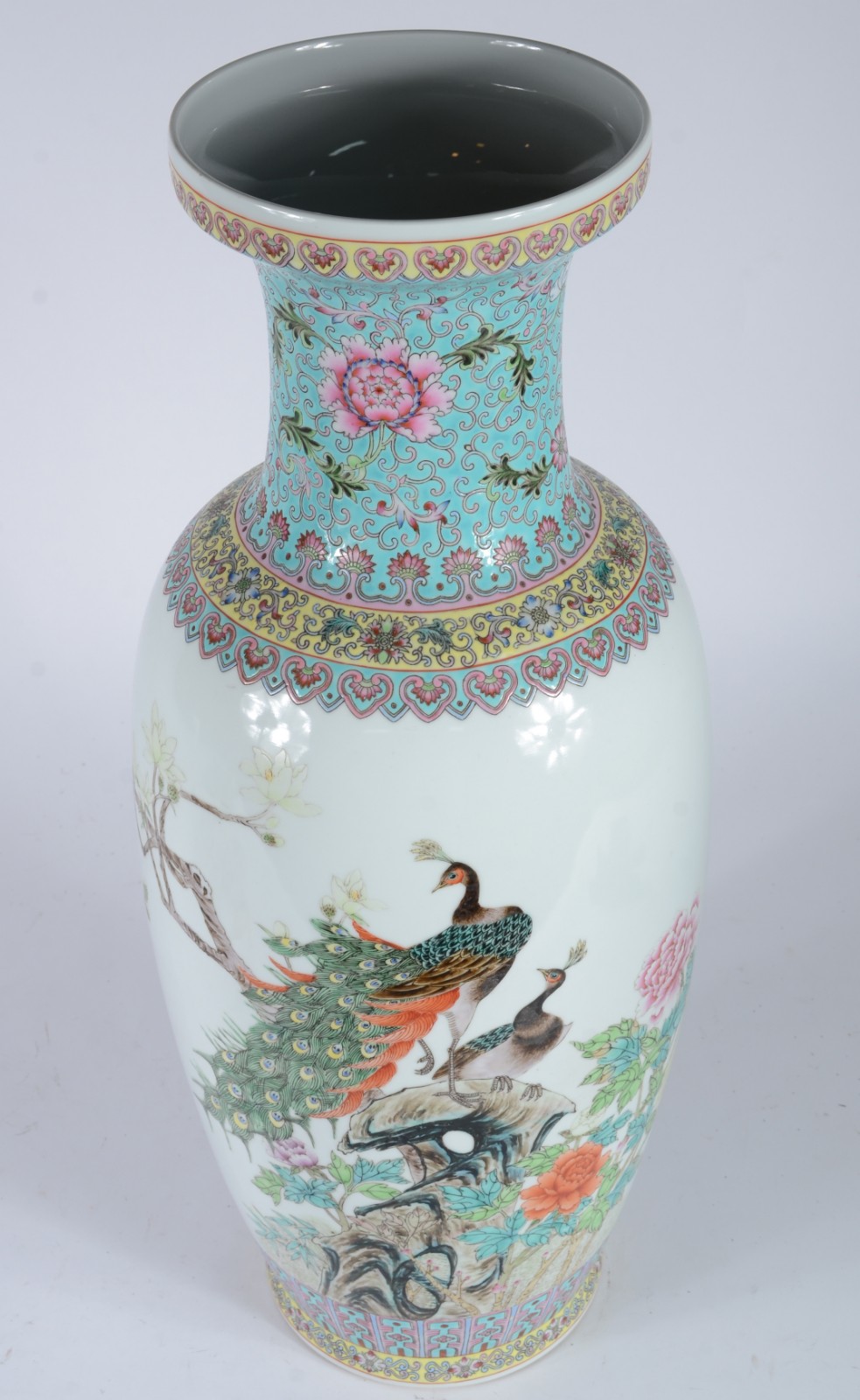 Vaso de porcelana oriental, decorado com pavões e flores em... - foto 3 de 7