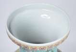 Vaso de porcelana oriental, decorado com pavões... - Vaso de porcelana oriental, decorado com pavões e flores em policromia.