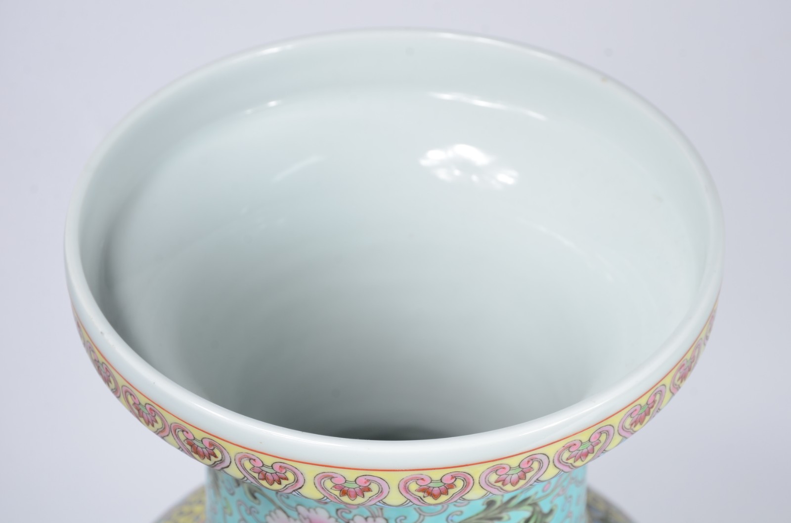 Vaso de porcelana oriental, decorado com pavões e flores em... - foto 5 de 7