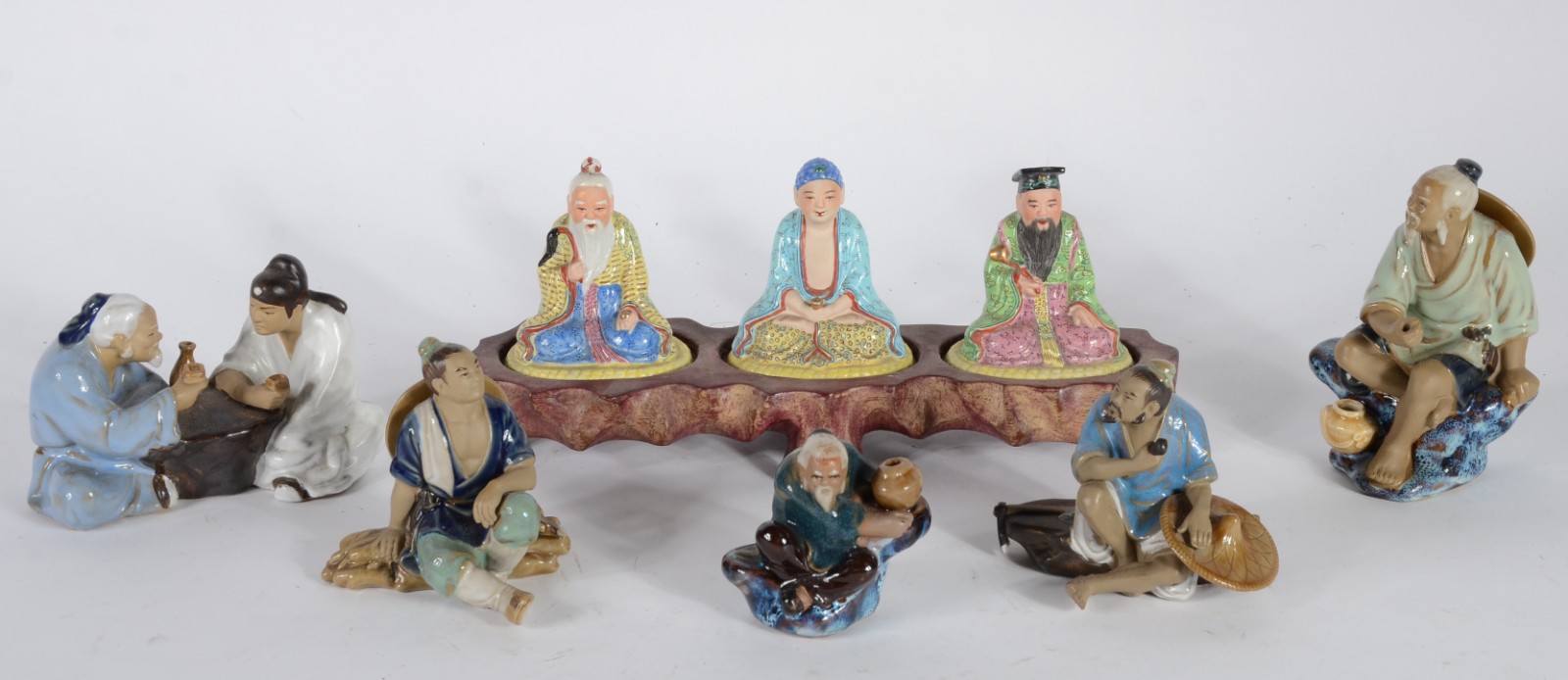 Conjunto com 8 estatuetas diversas de cerâmica oriental policromada. - foto 1 de 10