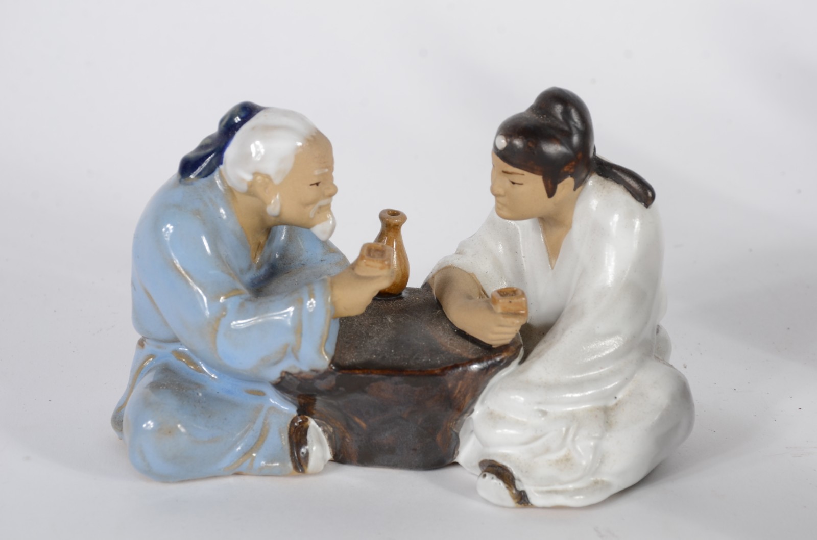 Conjunto com 8 estatuetas diversas de cerâmica oriental policromada. - foto 3 de 10