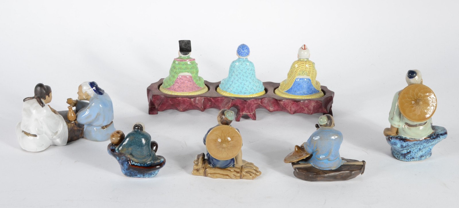 Conjunto com 8 estatuetas diversas de cerâmica oriental policromada. - foto 8 de 10