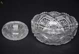 Duas peças de cristal lapidado, sendo saladeira... - Duas peças de cristal lapidado, sendo saladeira (diâmetro 22,5 cm e altura 9 cm) e cinzeiro (diâmetro total 13 cm e altura 6 cm).
