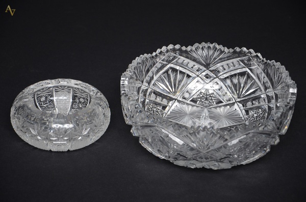 Duas peças de cristal lapidado, sendo saladeira (diâmetro 22,5 cm e...