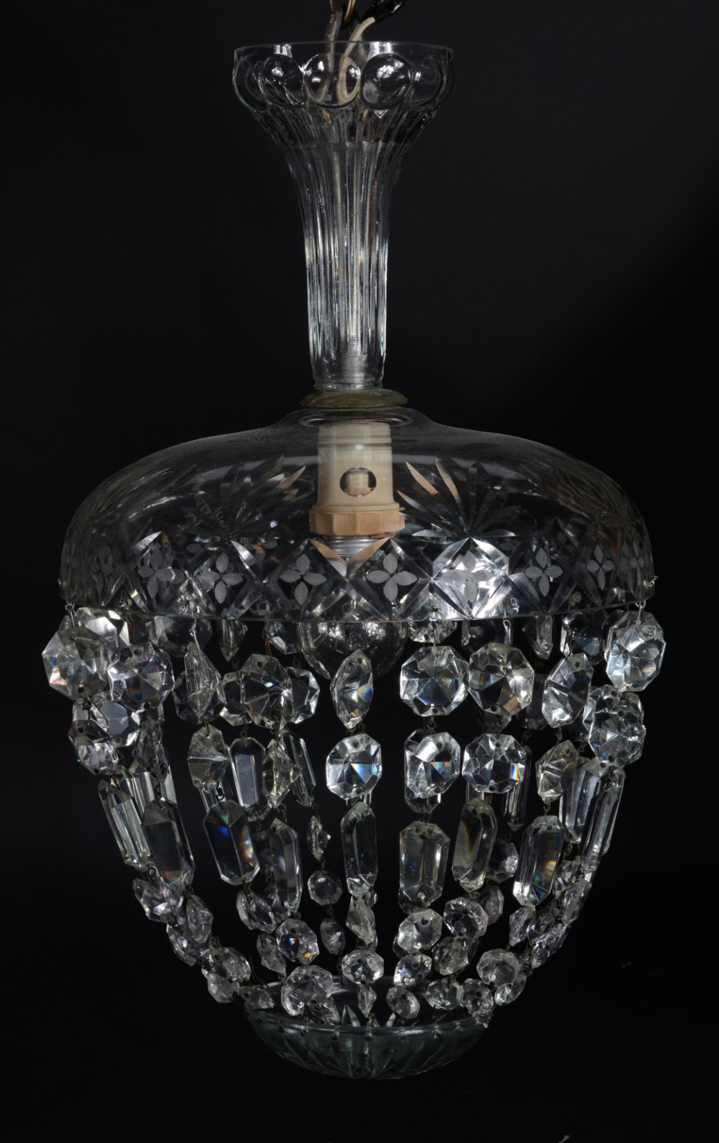 Lustre com contas de cristal lapidado, feitio "pera". - foto 1 de 4