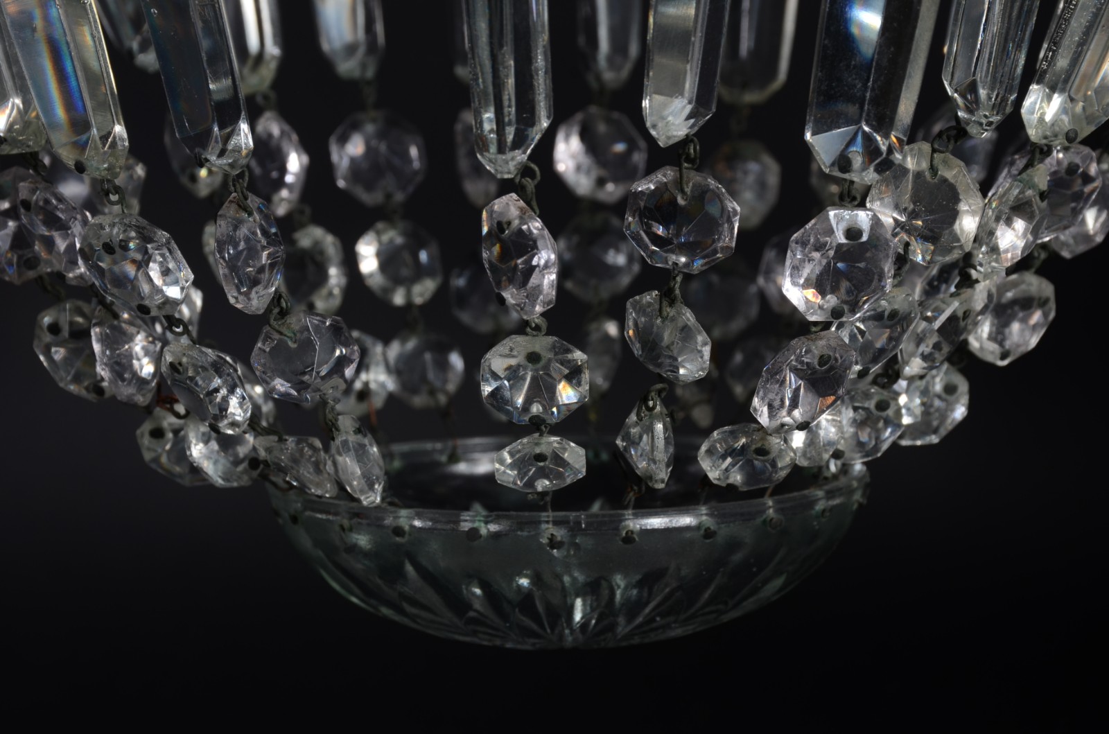 Lustre com contas de cristal lapidado, feitio "pera". - foto 3 de 4
