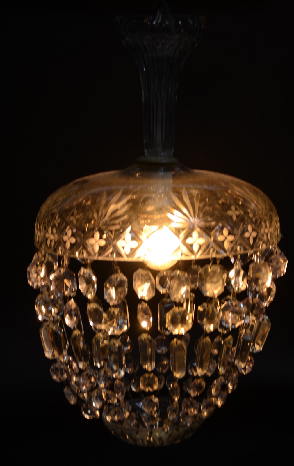 Lustre com contas de cristal lapidado, feitio "pera". - foto 2 de 4