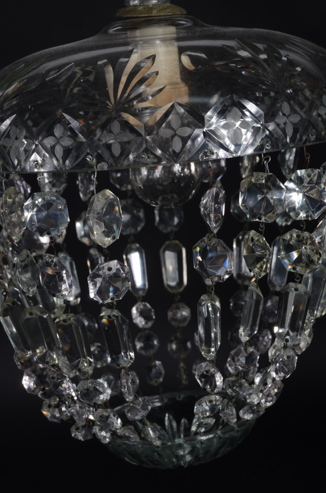 Lustre com contas de cristal lapidado, feitio "pera". - foto 4 de 4
