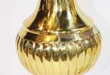 Par de abatjoures altos de metal dourado, na fo... - Par de abatjoures altos de metal dourado, na forma de balaústres gomados.