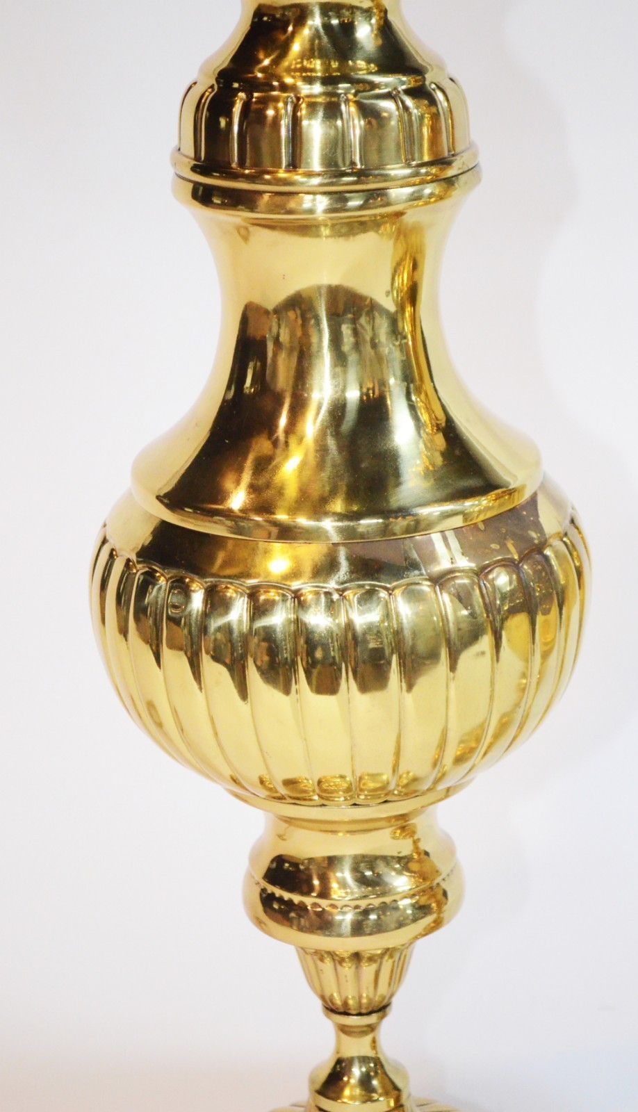 Par de abatjoures altos de metal dourado, na forma de balaústres... - foto 2 de 2