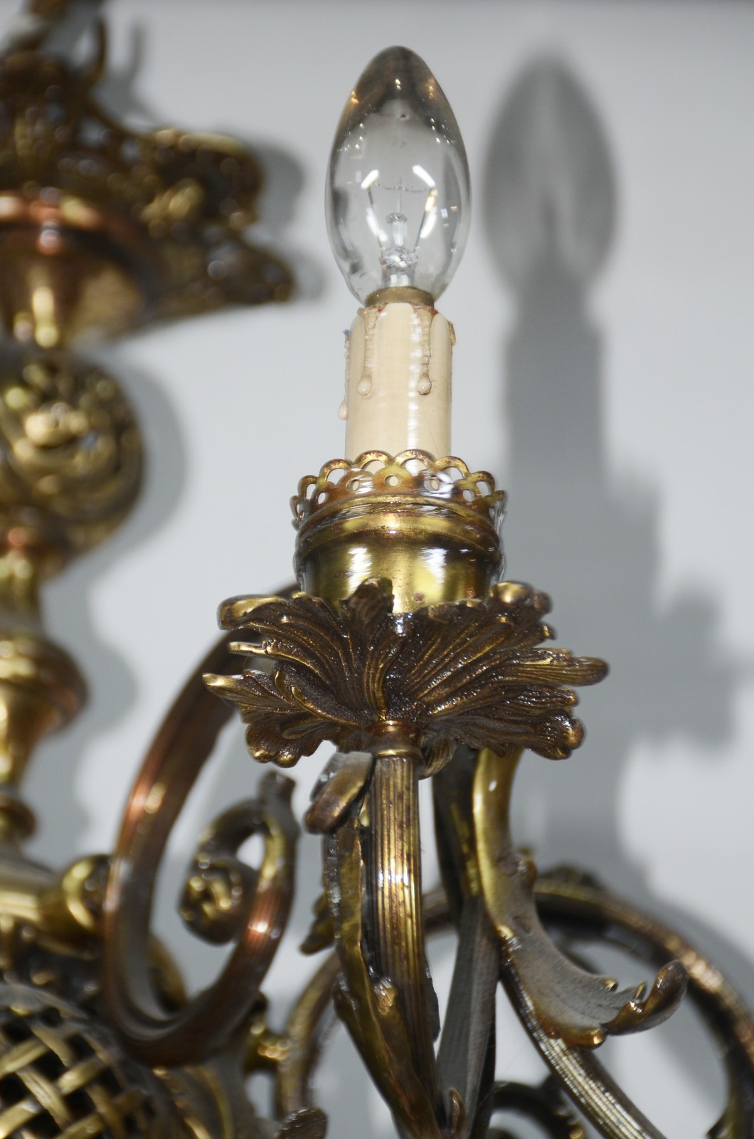 Imponente lustre de metal dourado e bronze, bojo vazado, para 10... - foto 4 de 4