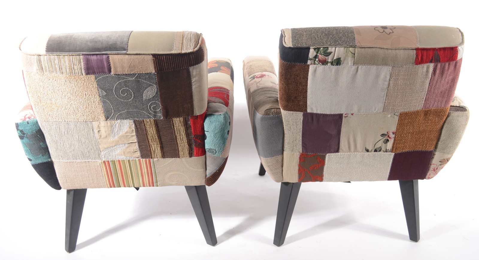 Par de poltronas modernas estofadas e forradas com tecido estampado... - foto 5 de 6