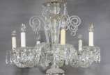 Lustre de cristal para 8 luzes, bobeches com bo... - Lustre de cristal para 8 luzes, bobeches com bordas peroladas, pingentes lapidados, braços retorcidos e enfeites na forma de serpentinas (faltan...