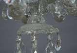 Lustre de cristal para 8 luzes, bobeches com bo... - Lustre de cristal para 8 luzes, bobeches com bordas peroladas, pingentes lapidados, braços retorcidos e enfeites na forma de serpentinas (faltan...