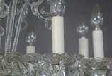 Lustre de cristal para 8 luzes, bobeches com bo... - Lustre de cristal para 8 luzes, bobeches com bordas peroladas, pingentes lapidados, braços retorcidos e enfeites na forma de serpentinas (faltan...