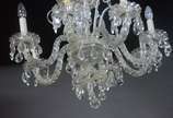 Lustre de cristal para 8 luzes, bobeches com bo... - Lustre de cristal para 8 luzes, bobeches com bordas peroladas, pingentes lapidados, braços retorcidos e enfeites na forma de serpentinas (faltan...