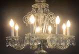 Lustre de cristal para 8 luzes, bobeches com bo... - Lustre de cristal para 8 luzes, bobeches com bordas peroladas, pingentes lapidados, braços retorcidos e enfeites na forma de serpentinas (faltan...