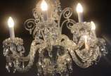 Lustre de cristal para 8 luzes, bobeches com bo... - Lustre de cristal para 8 luzes, bobeches com bordas peroladas, pingentes lapidados, braços retorcidos e enfeites na forma de serpentinas (faltan...