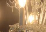 Lustre de cristal para 8 luzes, bobeches com bo... - Lustre de cristal para 8 luzes, bobeches com bordas peroladas, pingentes lapidados, braços retorcidos e enfeites na forma de serpentinas (faltan...