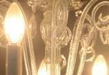 Lustre de cristal para 8 luzes, bobeches com bo... - Lustre de cristal para 8 luzes, bobeches com bordas peroladas, pingentes lapidados, braços retorcidos e enfeites na forma de serpentinas (faltan...