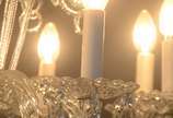 Lustre de cristal para 8 luzes, bobeches com bo... - Lustre de cristal para 8 luzes, bobeches com bordas peroladas, pingentes lapidados, braços retorcidos e enfeites na forma de serpentinas (faltan...