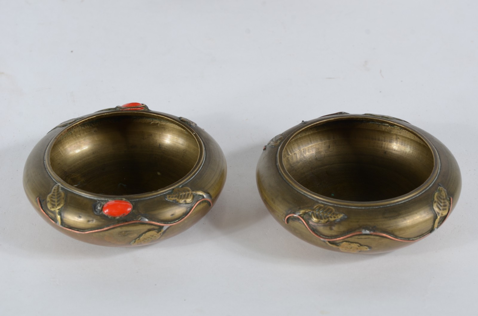 Três peças, sendo: espelho de mesa (oxidações) e par de bowls de... - foto 3 de 5