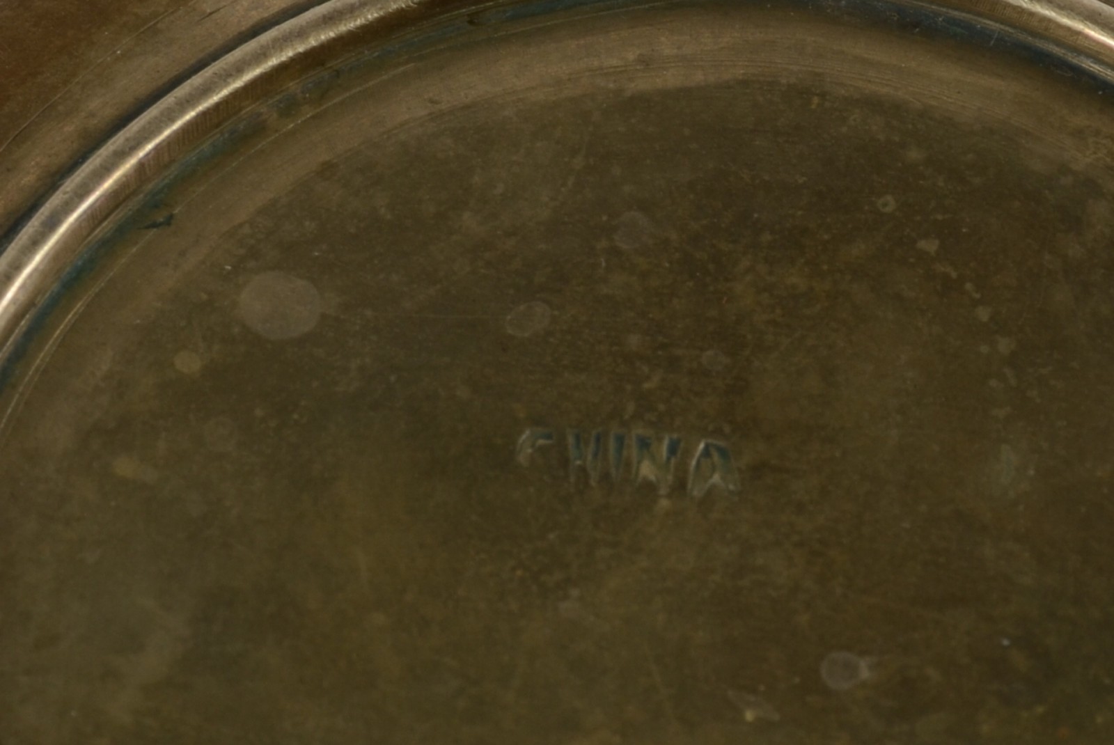 Três peças, sendo: espelho de mesa (oxidações) e par de bowls de... - foto 5 de 5