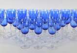 Serviço de vidro azul, composto de: 16 taças pa... - Serviço de vidro azul, composto de: 16 taças para vinho branco e 14 para vinho tinto. Total: 30 peças.