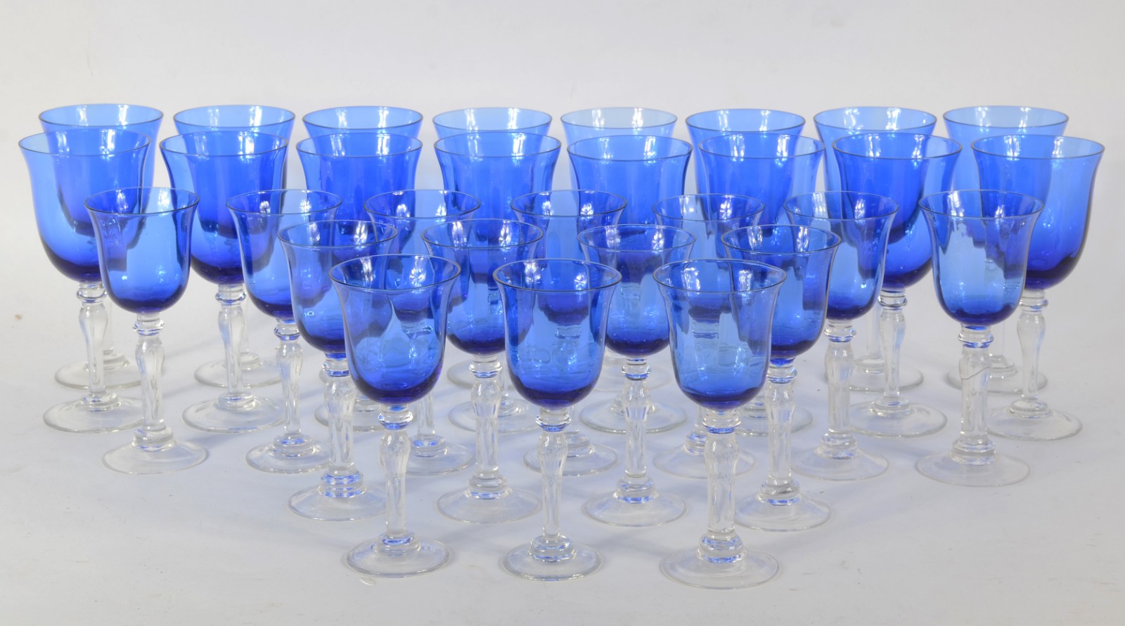 Serviço de vidro azul, composto de: 16 taças para vinho branco e 14... - foto 1 de 3