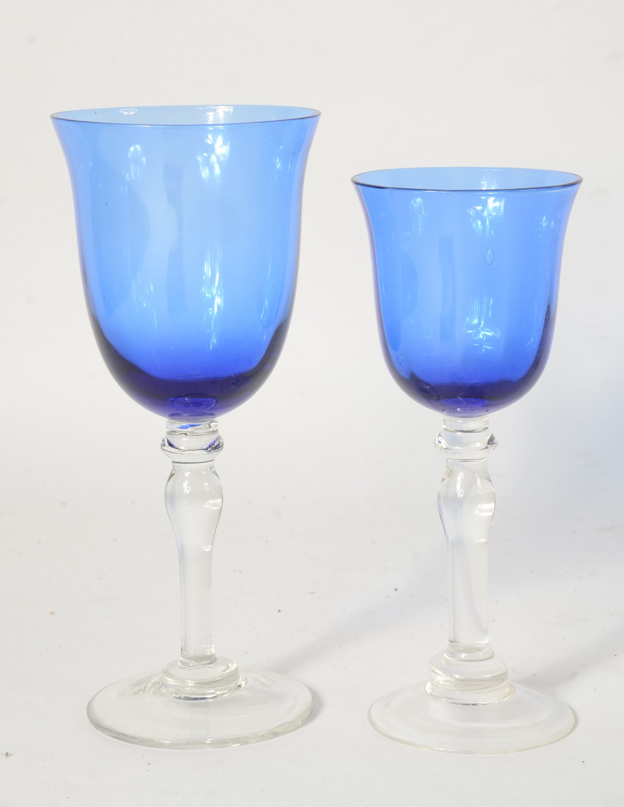 Serviço de vidro azul, composto de: 16 taças para vinho branco e 14... - foto 2 de 3