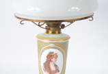 Elegante abatjour de opalina esverdeada decorad... - Elegante abatjour de opalina esverdeada decorada com medalhão com figura feminina em policromia e resquícios de frisos dourados, cúpula de opali...