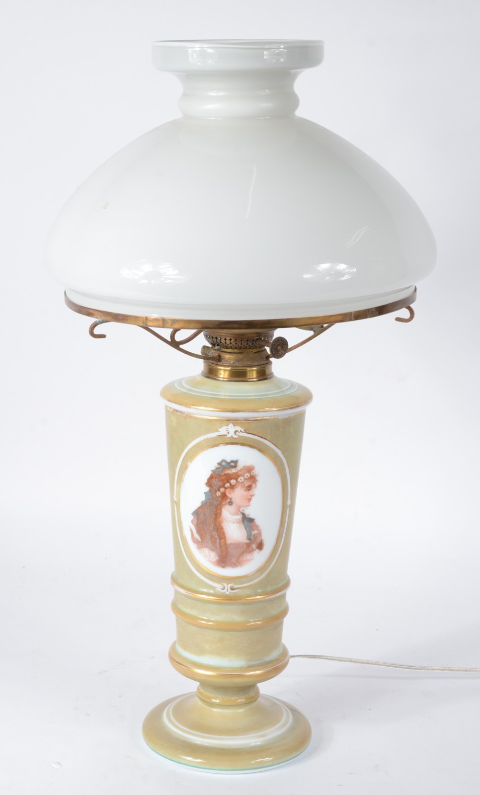 Elegante abatjour de opalina esverdeada decorada com medalhão com... - foto 1 de 7