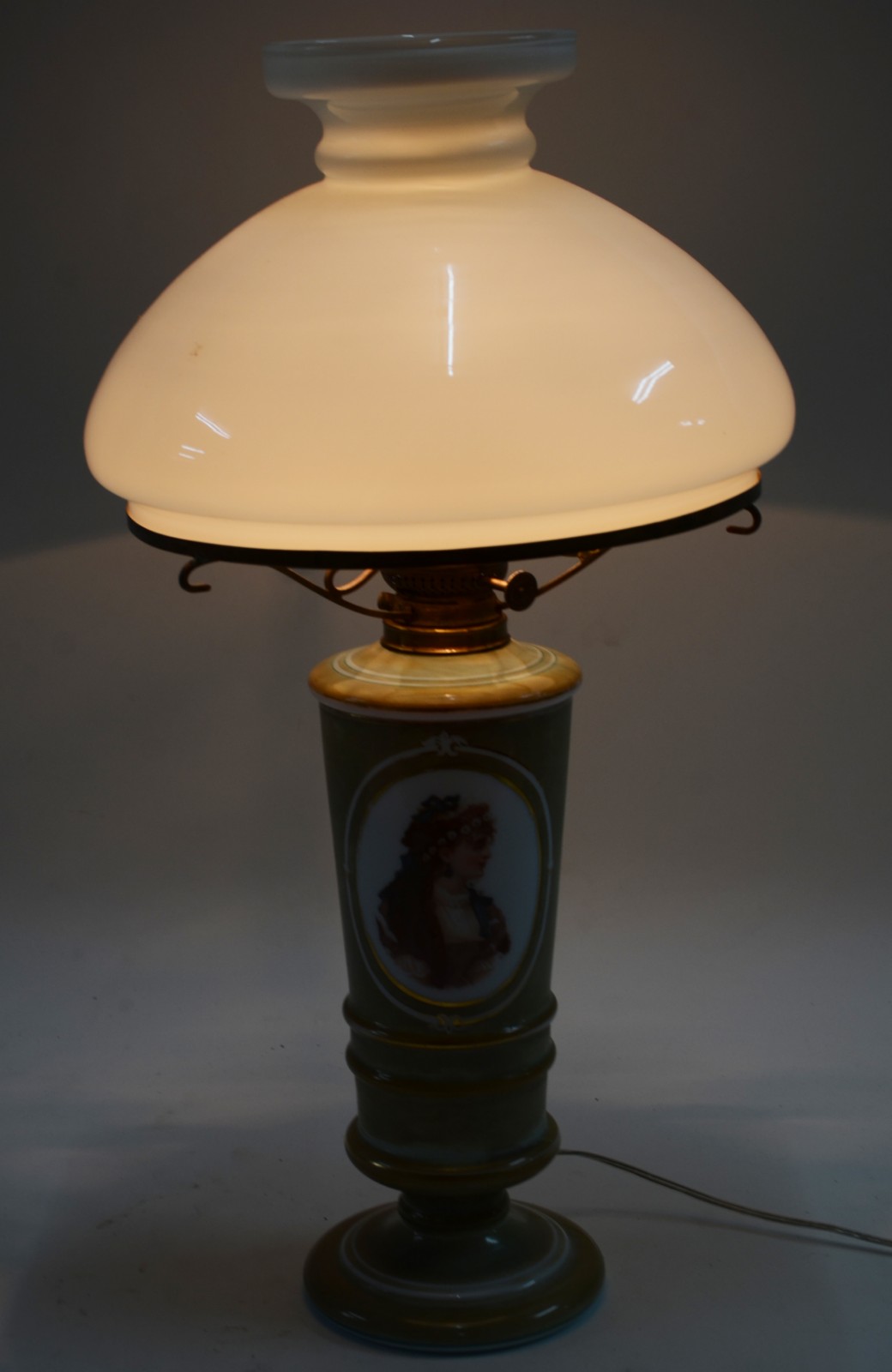 Elegante abatjour de opalina esverdeada decorada com medalhão com... - foto 2 de 7