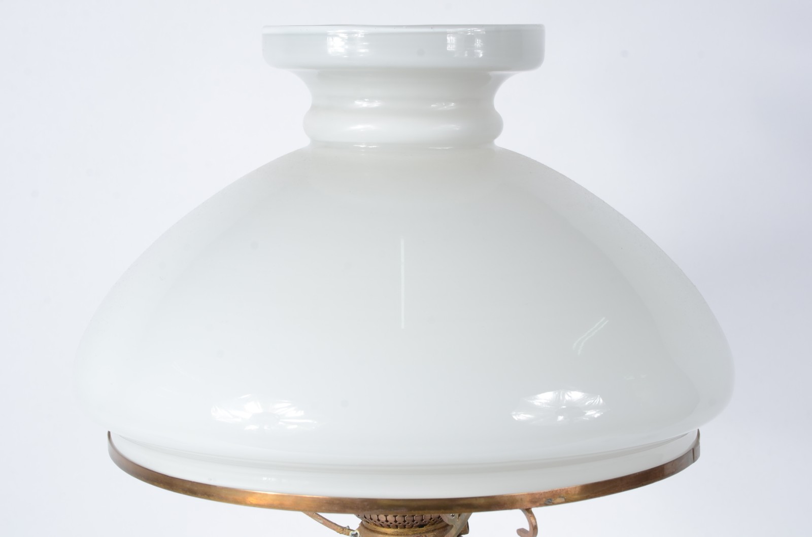 Elegante abatjour de opalina esverdeada decorada com medalhão com... - foto 5 de 7