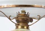 Elegante abatjour de opalina esverdeada decorad... - Elegante abatjour de opalina esverdeada decorada com medalhão com figura feminina em policromia e resquícios de frisos dourados, cúpula de opali...